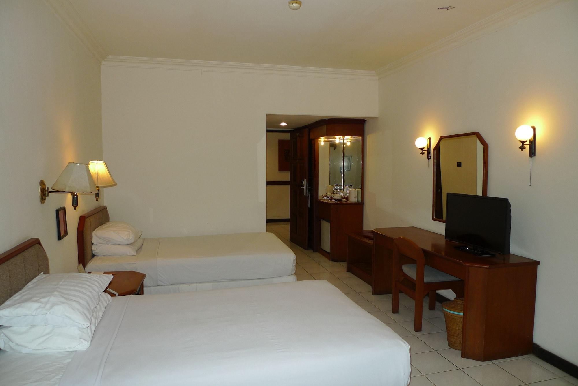 Lombok Raya Hotel Mataram Exterior photo