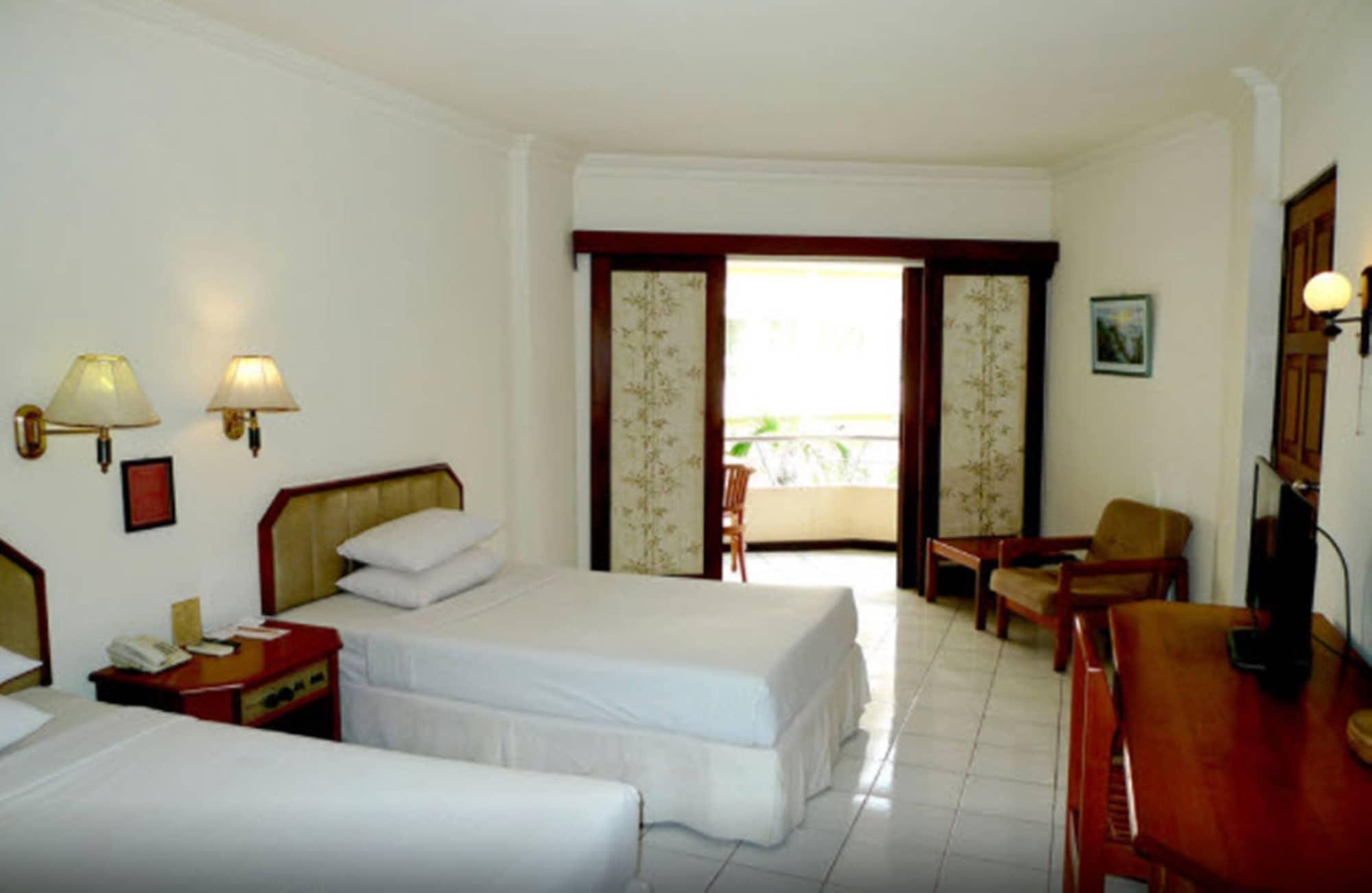 Lombok Raya Hotel Mataram Exterior photo